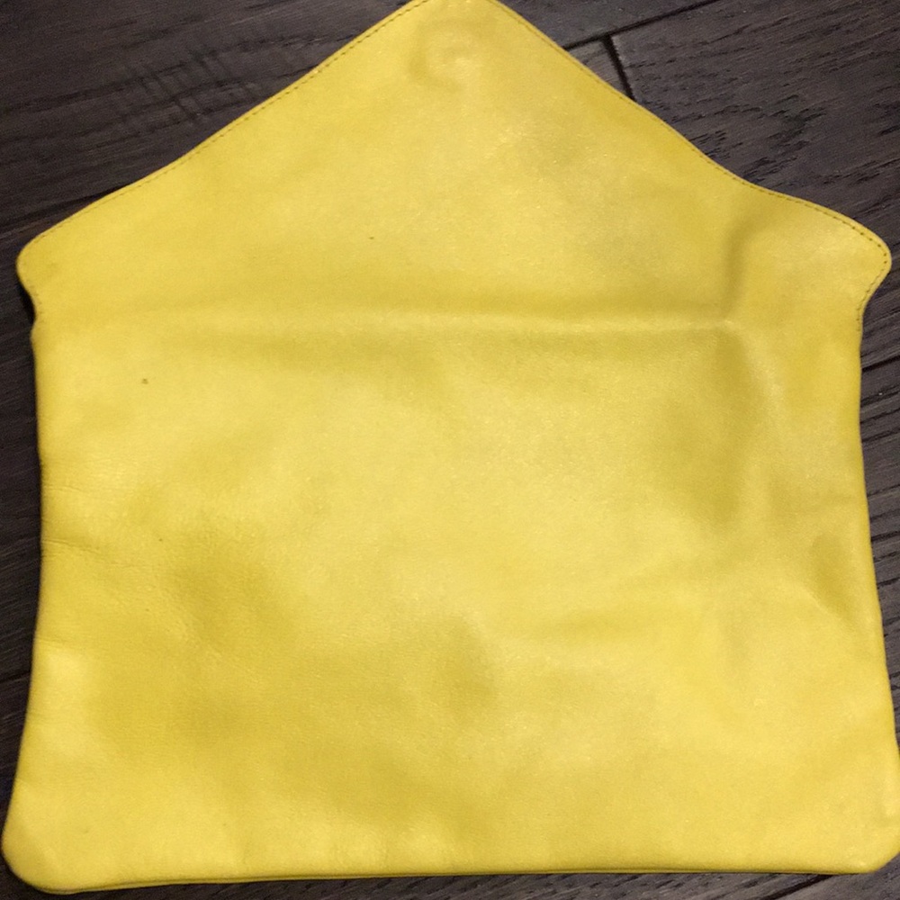 Vintage yellow leather clutch from UO - Picture 4 of 4